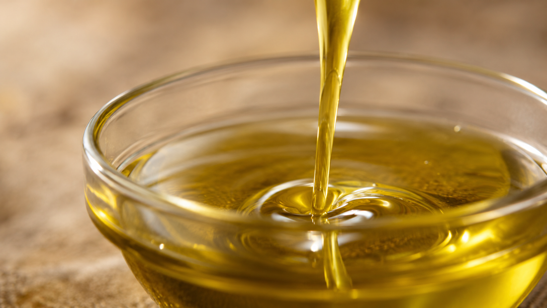 Estrazione a freddo dell'olio extravergine d'oliva al frantoio - dalla pianta alla bottiglia, il processo produttivo di Olio Limera